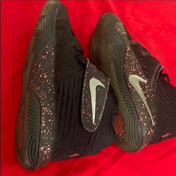 NIKE. KYRIES. BOYS.   TENNIS SHOES - Picture 3 of 6